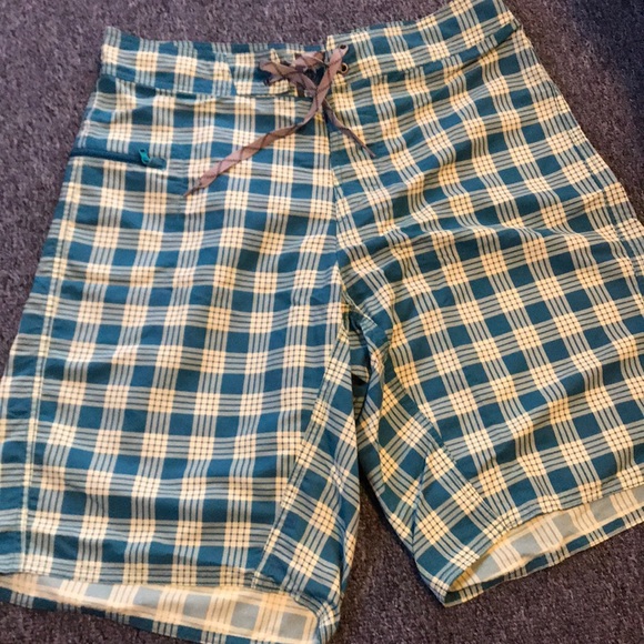 Green/yellow patterned Patagonia shorts - Picture 1 of 3
